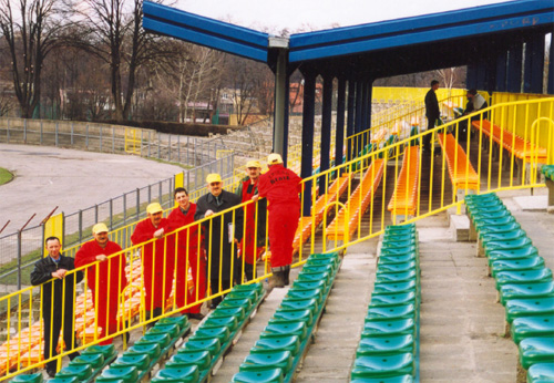 Montaż siedzisk na konstrukcji stalowej stadionu MOSiR w Głogowie